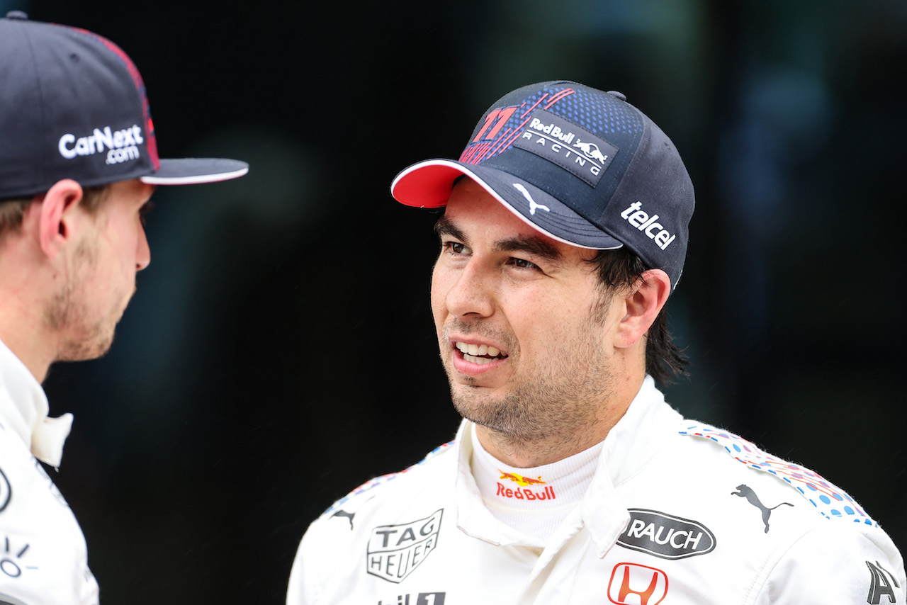 GP TURCHIA, (L to R): Max Verstappen (NLD) Red Bull Racing with Sergio Perez (MEX) Red Bull Racing in parc ferme.
10.10.2021. Formula 1 World Championship, Rd 16, Turkish Grand Prix, Istanbul, Turkey, Gara Day.
- www.xpbimages.com, EMail: requests@xpbimages.com © Copyright: Charniaux / XPB Images