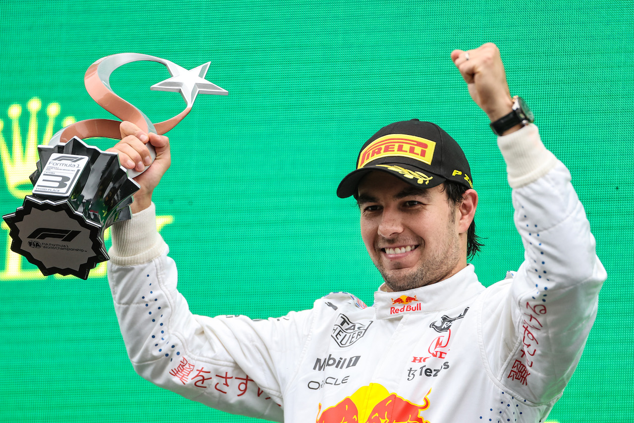 GP TURCHIA, Sergio Perez (MEX) Red Bull Racing celebrates his third position on the podium.
10.10.2021. Formula 1 World Championship, Rd 16, Turkish Grand Prix, Istanbul, Turkey, Gara Day.
- www.xpbimages.com, EMail: requests@xpbimages.com © Copyright: Charniaux / XPB Images