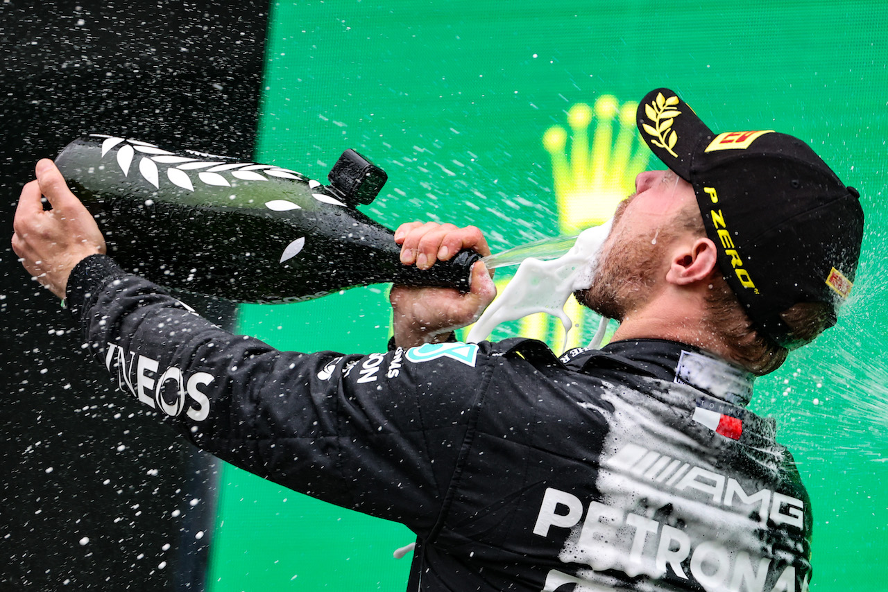 GP TURCHIA, Gara winner Valtteri Bottas (FIN) Mercedes AMG F1 celebrates on the podium.
10.10.2021. Formula 1 World Championship, Rd 16, Turkish Grand Prix, Istanbul, Turkey, Gara Day.
- www.xpbimages.com, EMail: requests@xpbimages.com © Copyright: Charniaux / XPB Images