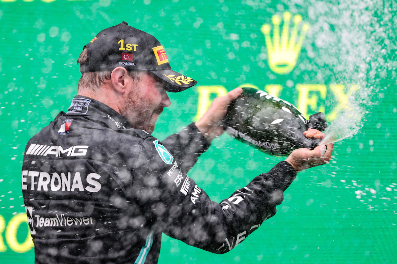 GP TURCHIA, Gara winner Valtteri Bottas (FIN) Mercedes AMG F1 celebrates on the podium.
10.10.2021. Formula 1 World Championship, Rd 16, Turkish Grand Prix, Istanbul, Turkey, Gara Day.
- www.xpbimages.com, EMail: requests@xpbimages.com © Copyright: Charniaux / XPB Images