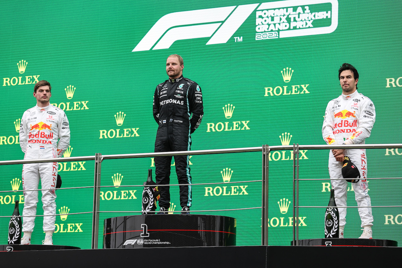 GP TURCHIA, The podium (L to R): Max Verstappen (NLD) Red Bull Racing, second; Valtteri Bottas (FIN) Mercedes AMG F1, vincitore; Sergio Perez (MEX) Red Bull Racing, third.
10.10.2021. Formula 1 World Championship, Rd 16, Turkish Grand Prix, Istanbul, Turkey, Gara Day.
- www.xpbimages.com, EMail: requests@xpbimages.com © Copyright: Charniaux / XPB Images
