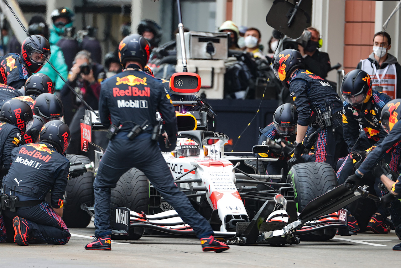 GP TURCHIA, Max Verstappen (NLD) Red Bull Racing RB16B makes a pit stop.
10.10.2021. Formula 1 World Championship, Rd 16, Turkish Grand Prix, Istanbul, Turkey, Gara Day.
- www.xpbimages.com, EMail: requests@xpbimages.com © Copyright: Charniaux / XPB Images