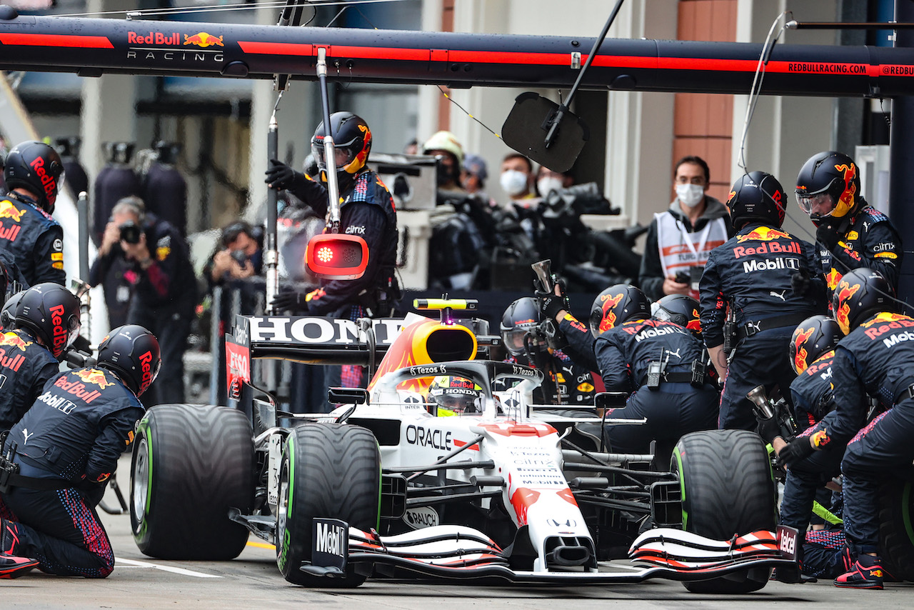 GP TURCHIA, Sergio Perez (MEX) Red Bull Racing RB16B makes a pit stop.
10.10.2021. Formula 1 World Championship, Rd 16, Turkish Grand Prix, Istanbul, Turkey, Gara Day.
- www.xpbimages.com, EMail: requests@xpbimages.com © Copyright: Charniaux / XPB Images