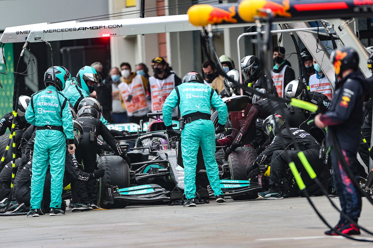 GP TURCHIA, Lewis Hamilton (GBR) Mercedes AMG F1 W12 makes a pit stop.
10.10.2021. Formula 1 World Championship, Rd 16, Turkish Grand Prix, Istanbul, Turkey, Gara Day.
- www.xpbimages.com, EMail: requests@xpbimages.com © Copyright: Charniaux / XPB Images