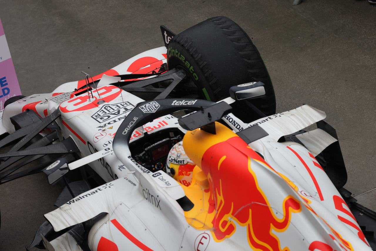 GP TURCHIA, Max Verstappen (NLD) Red Bull Racing RB16B e his worn tyres after the race.
10.10.2021. Formula 1 World Championship, Rd 16, Turkish Grand Prix, Istanbul, Turkey, Gara Day.
- www.xpbimages.com, EMail: requests@xpbimages.com © Copyright: Batchelor / XPB Images