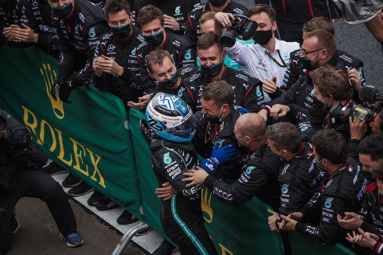 GP TURCHIA, Gara winner Valtteri Bottas (FIN) Mercedes AMG F1 celebrates with the team in parc ferme.
10.10.2021. Formula 1 World Championship, Rd 16, Turkish Grand Prix, Istanbul, Turkey, Gara Day.
- www.xpbimages.com, EMail: requests@xpbimages.com © Copyright: Bearne / XPB Images