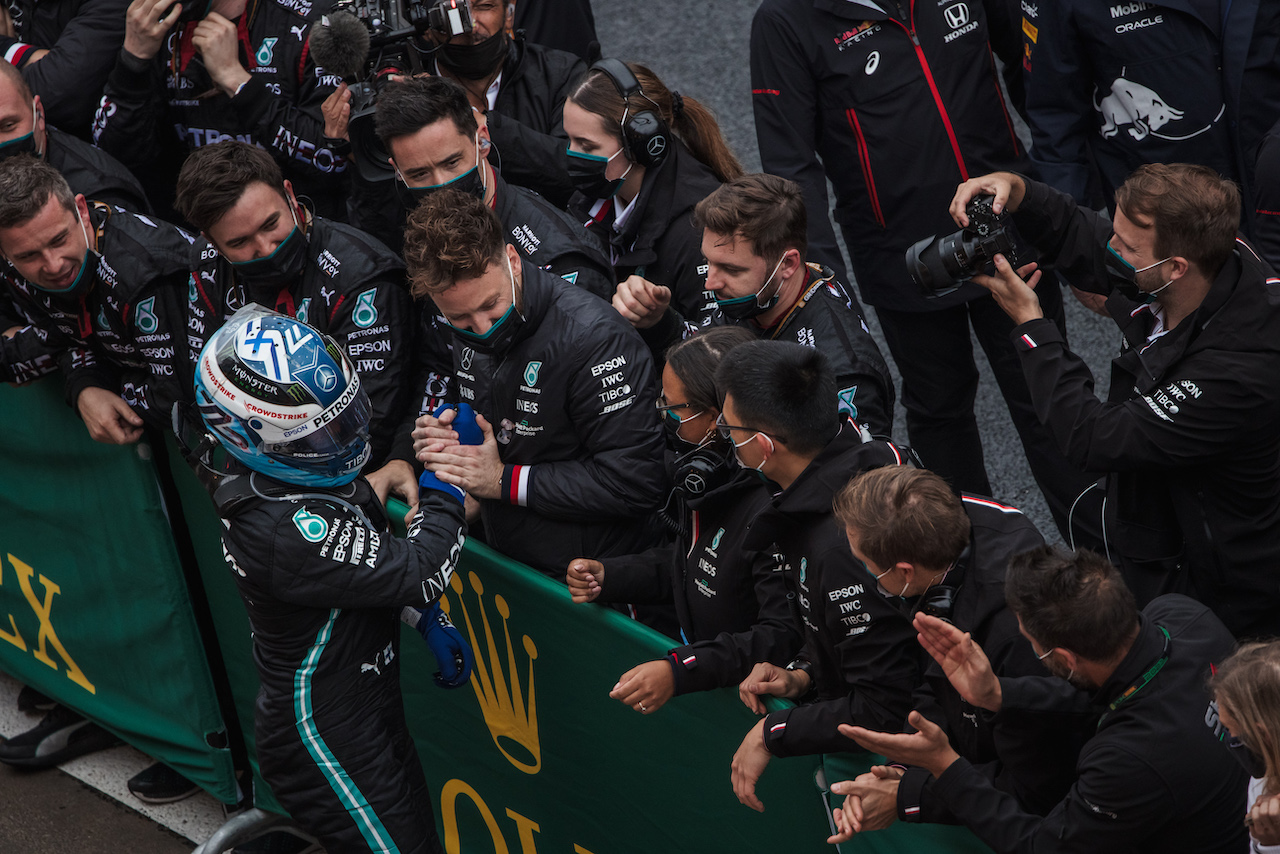 GP TURCHIA, Gara winner Valtteri Bottas (FIN) Mercedes AMG F1 celebrates with the team in parc ferme.
10.10.2021. Formula 1 World Championship, Rd 16, Turkish Grand Prix, Istanbul, Turkey, Gara Day.
- www.xpbimages.com, EMail: requests@xpbimages.com © Copyright: Bearne / XPB Images
