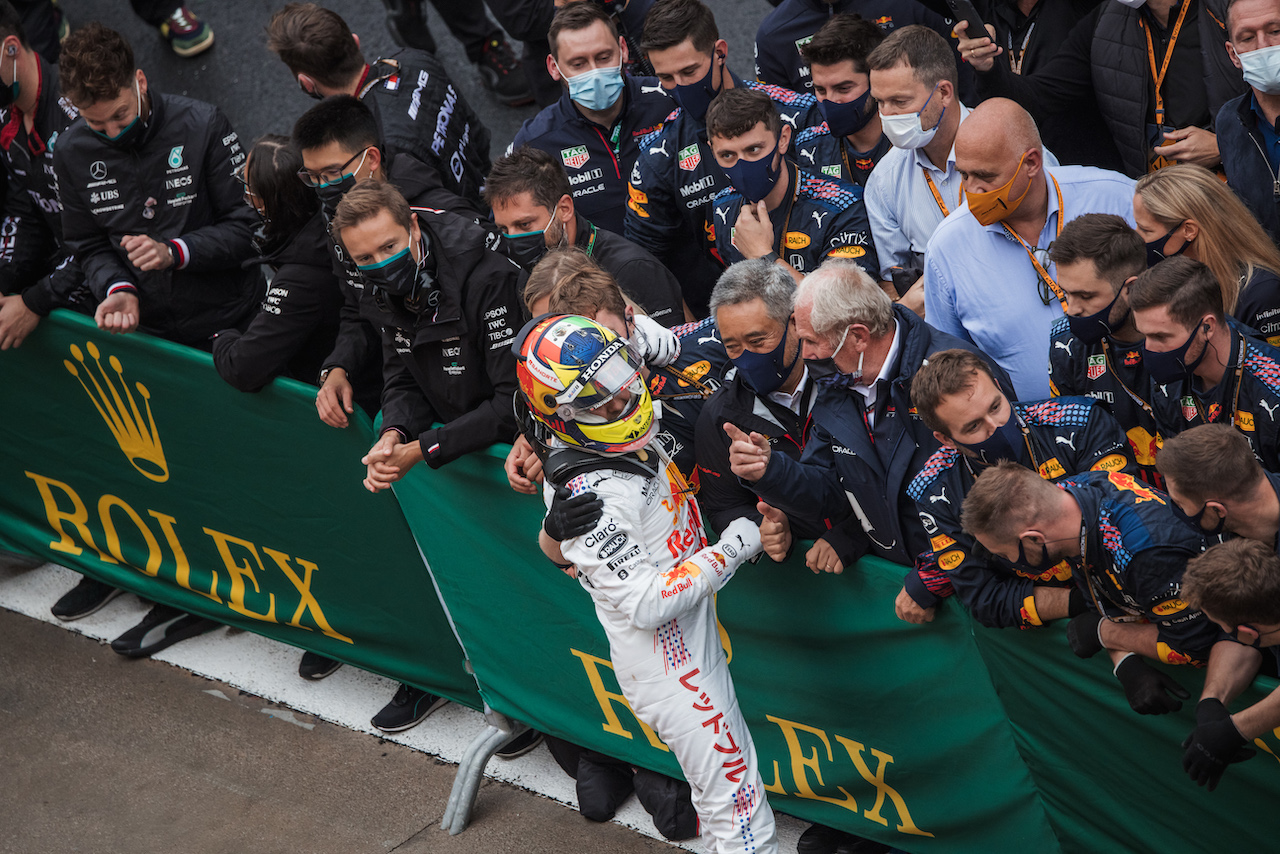 GP TURCHIA, Sergio Perez (MEX) Red Bull Racing celebrates his third position with the team in parc ferme.
10.10.2021. Formula 1 World Championship, Rd 16, Turkish Grand Prix, Istanbul, Turkey, Gara Day.
- www.xpbimages.com, EMail: requests@xpbimages.com © Copyright: Bearne / XPB Images