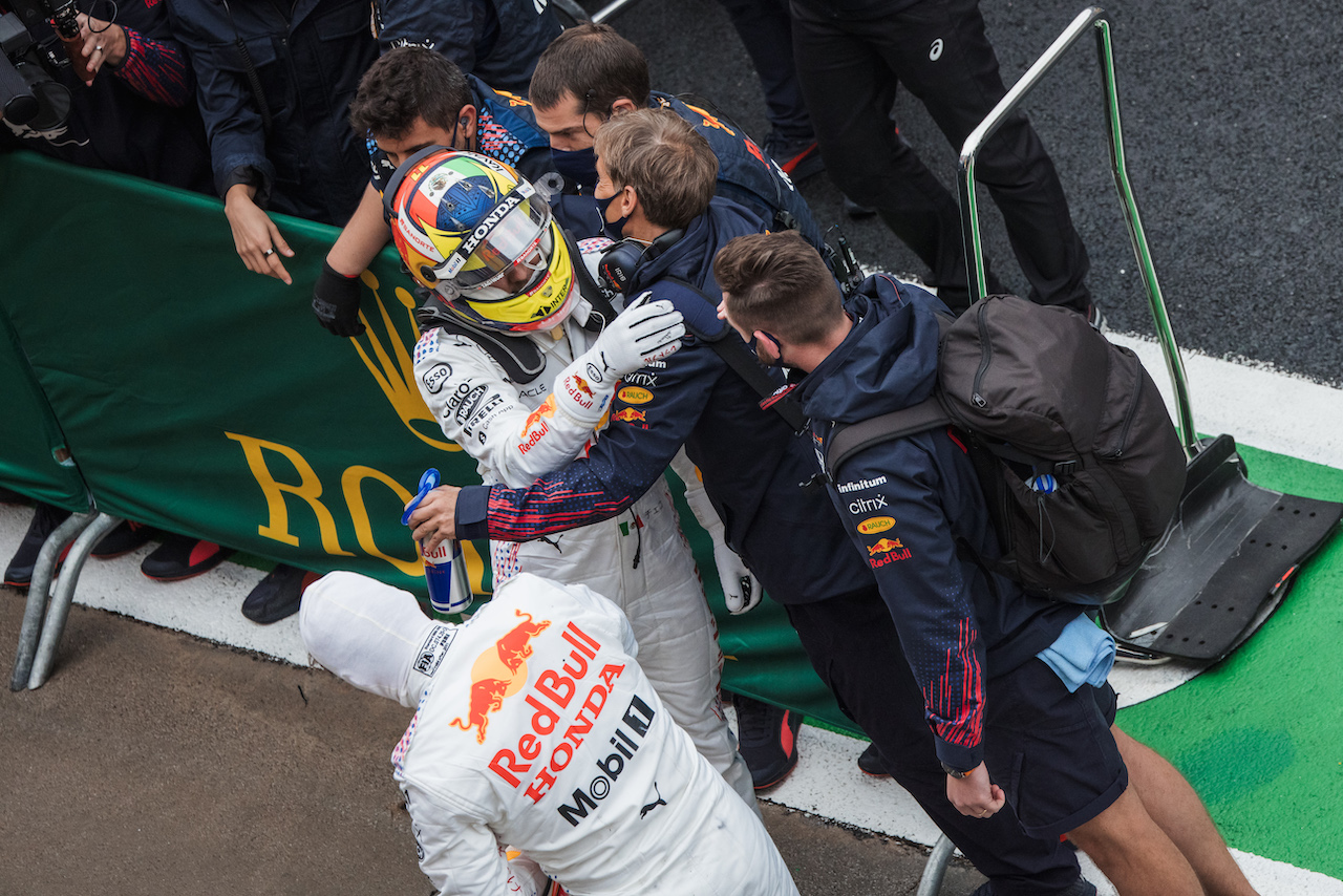 GP TURCHIA, Sergio Perez (MEX) Red Bull Racing e Max Verstappen (NLD) Red Bull Racing celebrate second e third place with the team in parc ferme.
10.10.2021. Formula 1 World Championship, Rd 16, Turkish Grand Prix, Istanbul, Turkey, Gara Day.
- www.xpbimages.com, EMail: requests@xpbimages.com © Copyright: Bearne / XPB Images