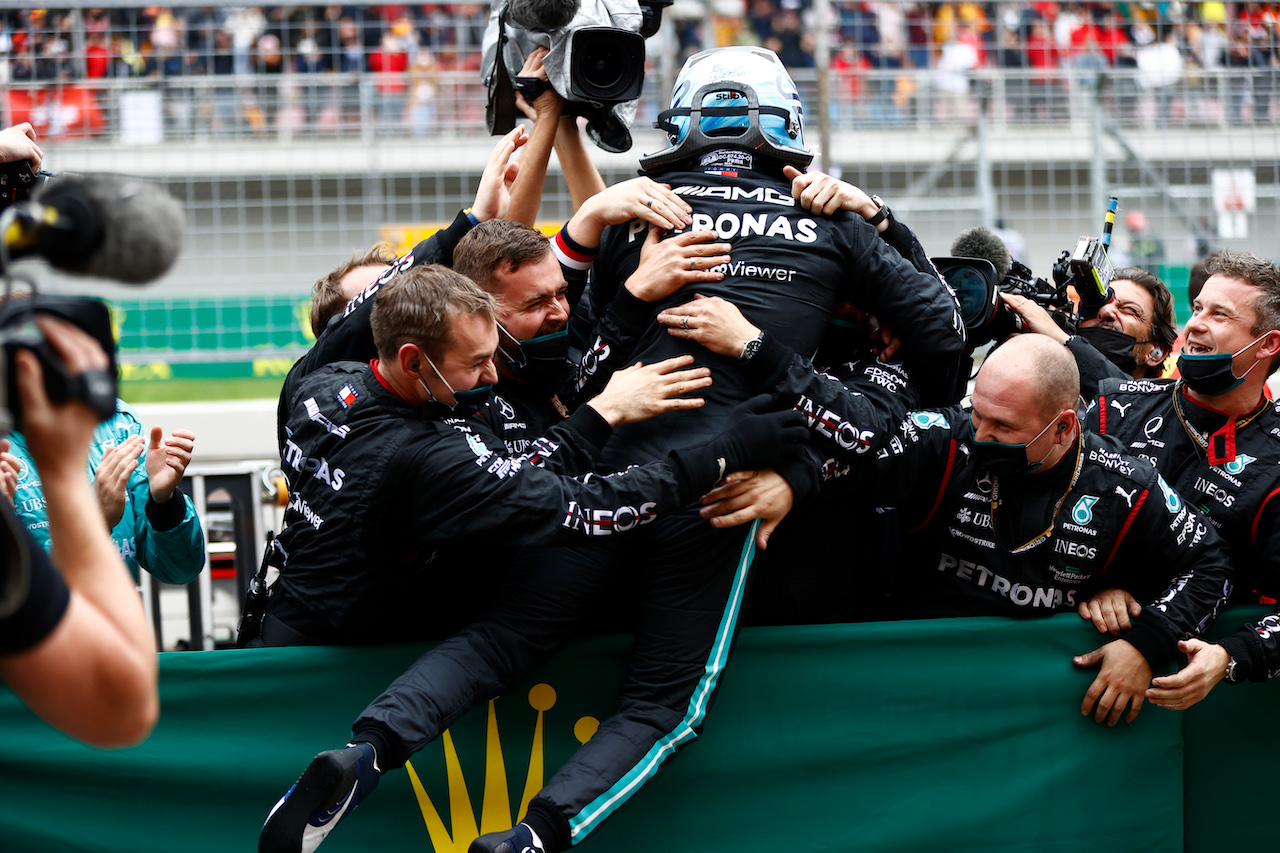 GP TURCHIA, Gara winner Valtteri Bottas (FIN) Mercedes AMG F1 celebrates with the team in parc ferme.
10.10.2021. Formula 1 World Championship, Rd 16, Turkish Grand Prix, Istanbul, Turkey, Gara Day.
- www.xpbimages.com, EMail: requests@xpbimages.com © Copyright: FIA Pool Image for Editorial Use Only