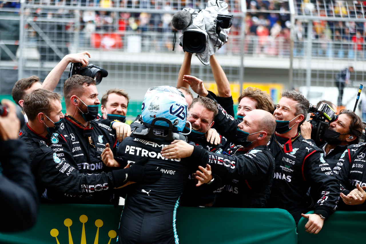 GP TURCHIA, Gara winner Valtteri Bottas (FIN) Mercedes AMG F1 celebrates with the team in parc ferme.
10.10.2021. Formula 1 World Championship, Rd 16, Turkish Grand Prix, Istanbul, Turkey, Gara Day.
- www.xpbimages.com, EMail: requests@xpbimages.com © Copyright: FIA Pool Image for Editorial Use Only