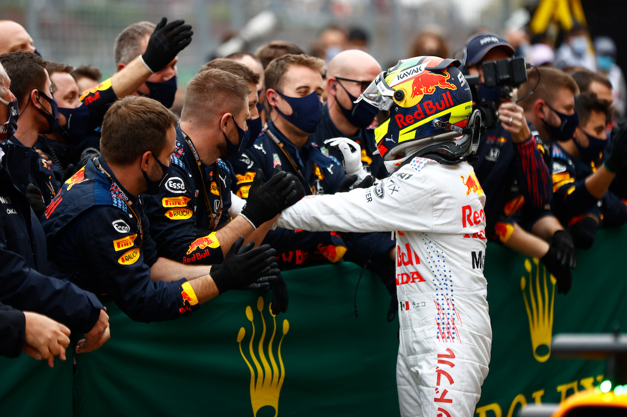 GP TURCHIA, Sergio Perez (MEX) Red Bull Racing celebrates his third position with the team in parc ferme.
10.10.2021. Formula 1 World Championship, Rd 16, Turkish Grand Prix, Istanbul, Turkey, Gara Day.
- www.xpbimages.com, EMail: requests@xpbimages.com © Copyright: FIA Pool Image for Editorial Use Only