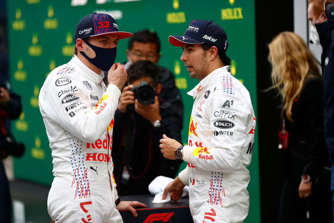GP TURCHIA, (L to R): Max Verstappen (NLD) Red Bull Racing with team mate Sergio Perez (MEX) Red Bull Racing in parc ferme.
10.10.2021. Formula 1 World Championship, Rd 16, Turkish Grand Prix, Istanbul, Turkey, Gara Day.
- www.xpbimages.com, EMail: requests@xpbimages.com © Copyright: FIA Pool Image for Editorial Use Only