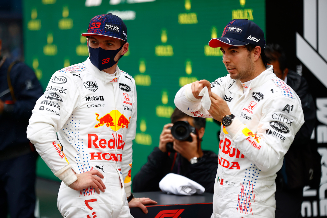 GP TURCHIA, (L to R): Max Verstappen (NLD) Red Bull Racing with team mate Sergio Perez (MEX) Red Bull Racing in parc ferme.
10.10.2021. Formula 1 World Championship, Rd 16, Turkish Grand Prix, Istanbul, Turkey, Gara Day.
- www.xpbimages.com, EMail: requests@xpbimages.com © Copyright: FIA Pool Image for Editorial Use Only