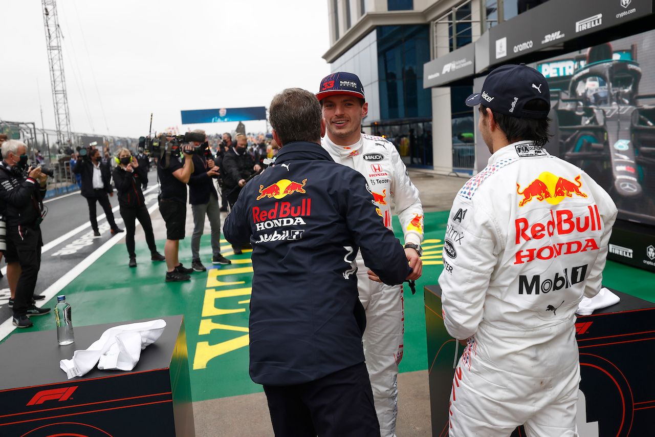 GP TURCHIA, Max Verstappen (NLD) Red Bull Racing e Sergio Perez (MEX) Red Bull Racing in parc ferme.
10.10.2021. Formula 1 World Championship, Rd 16, Turkish Grand Prix, Istanbul, Turkey, Gara Day.
- www.xpbimages.com, EMail: requests@xpbimages.com © Copyright: FIA Pool Image for Editorial Use Only