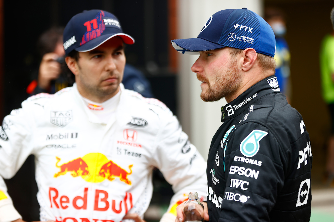 GP TURCHIA, (L to R): Sergio Perez (MEX) Red Bull Racing with Valtteri Bottas (FIN) Mercedes AMG F1 in parc ferme.
10.10.2021. Formula 1 World Championship, Rd 16, Turkish Grand Prix, Istanbul, Turkey, Gara Day.
- www.xpbimages.com, EMail: requests@xpbimages.com © Copyright: FIA Pool Image for Editorial Use Only