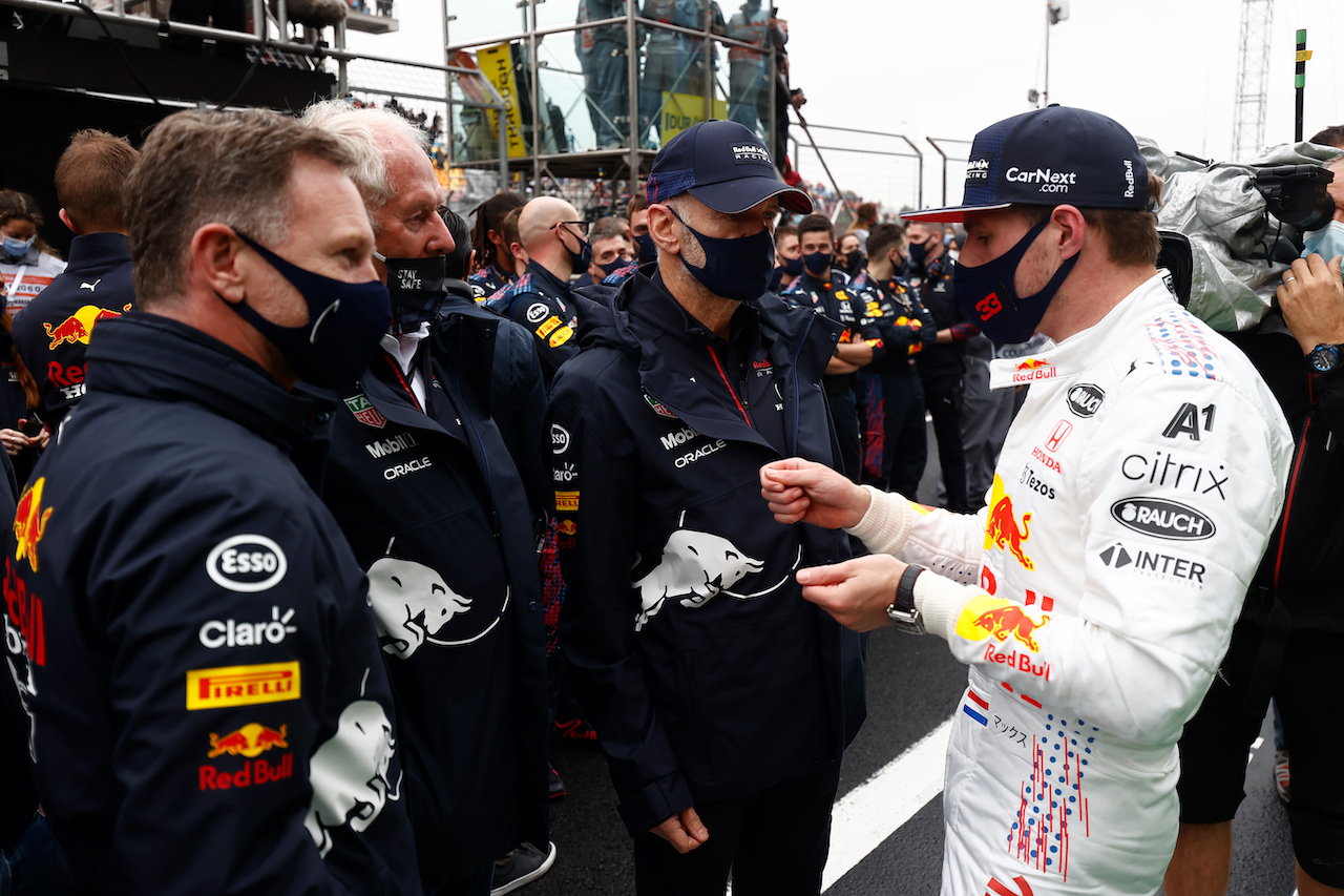 GP TURCHIA, Max Verstappen (NLD) Red Bull Racing with Christian Horner (GBR) Red Bull Racing Team Principal; Dr Helmut Marko (AUT) Red Bull Motorsport Consultant; e Adrian Newey (GBR) Red Bull Racing Chief Technical Officer in parc ferme.
10.10.2021. Formula 1 World Championship, Rd 16, Turkish Grand Prix, Istanbul, Turkey, Gara Day.
- www.xpbimages.com, EMail: requests@xpbimages.com © Copyright: FIA Pool Image for Editorial Use Only