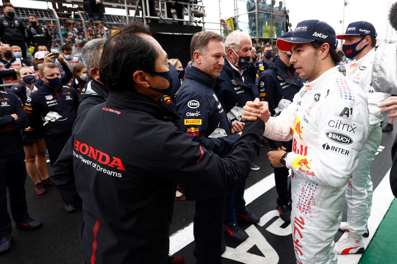 GP TURCHIA, Sergio Perez (MEX) Red Bull Racing with Toyoharu Tanabe (JPN) Honda Racing F1 Technical Director in parc ferme.
10.10.2021. Formula 1 World Championship, Rd 16, Turkish Grand Prix, Istanbul, Turkey, Gara Day.
- www.xpbimages.com, EMail: requests@xpbimages.com © Copyright: FIA Pool Image for Editorial Use Only