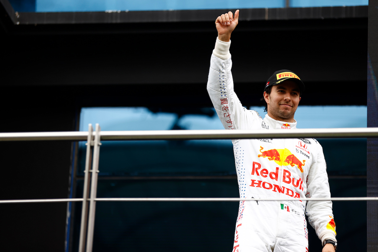 GP TURCHIA, Sergio Perez (MEX) Red Bull Racing celebrates his third position on the podium.
10.10.2021. Formula 1 World Championship, Rd 16, Turkish Grand Prix, Istanbul, Turkey, Gara Day.
- www.xpbimages.com, EMail: requests@xpbimages.com © Copyright: FIA Pool Image for Editorial Use Only