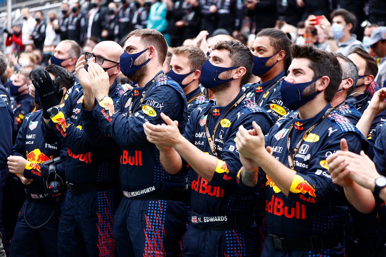 GP TURCHIA, Red Bull Racing at the podium.
10.10.2021. Formula 1 World Championship, Rd 16, Turkish Grand Prix, Istanbul, Turkey, Gara Day.
- www.xpbimages.com, EMail: requests@xpbimages.com © Copyright: FIA Pool Image for Editorial Use Only