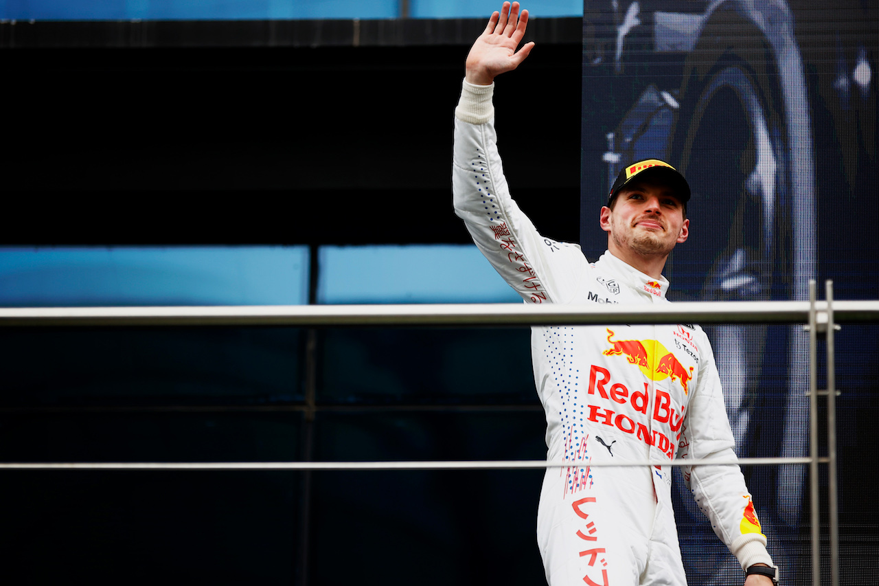 GP TURCHIA, Max Verstappen (NLD) Red Bull Racing celebrates his second position on the podium.
10.10.2021. Formula 1 World Championship, Rd 16, Turkish Grand Prix, Istanbul, Turkey, Gara Day.
- www.xpbimages.com, EMail: requests@xpbimages.com © Copyright: FIA Pool Image for Editorial Use Only