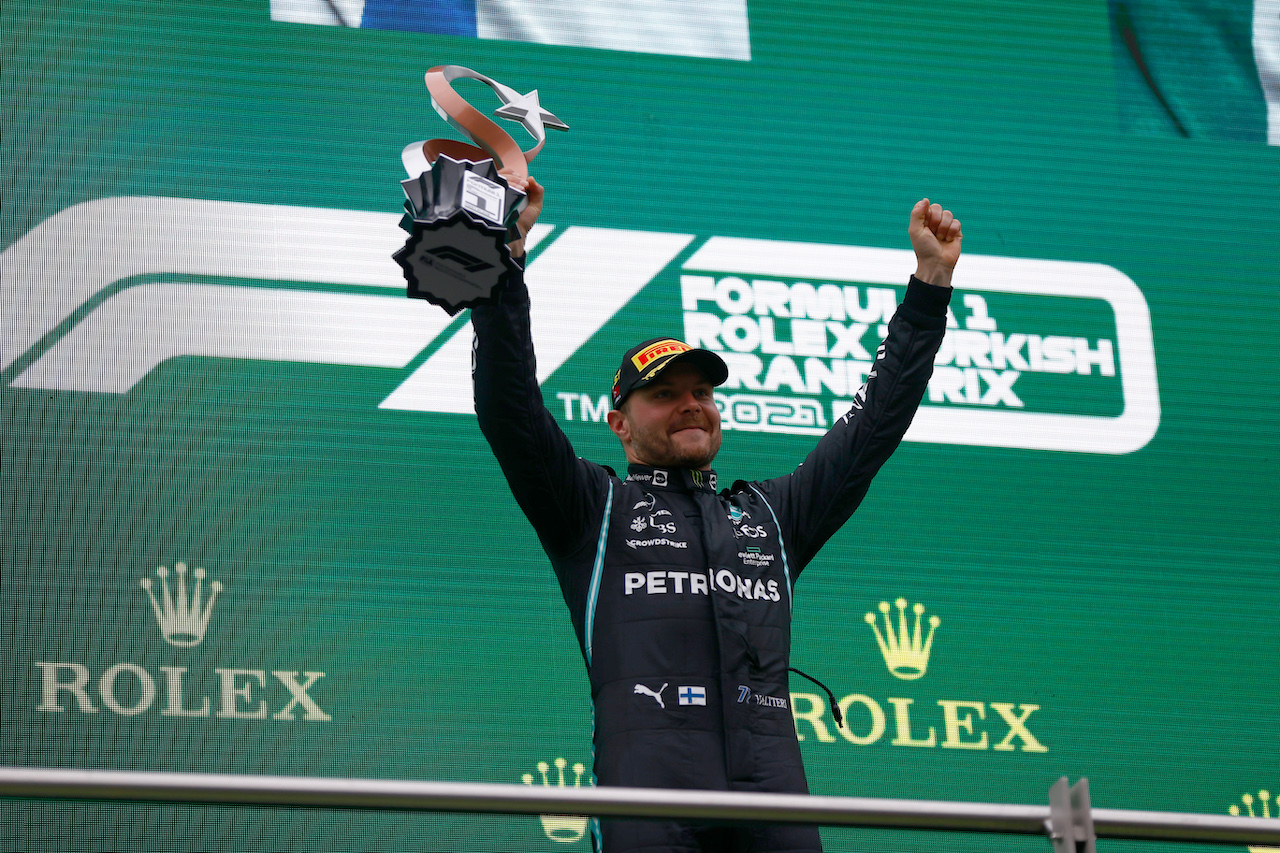 GP TURCHIA, Gara winner Valtteri Bottas (FIN) Mercedes AMG F1 celebrates on the podium.
10.10.2021. Formula 1 World Championship, Rd 16, Turkish Grand Prix, Istanbul, Turkey, Gara Day.
- www.xpbimages.com, EMail: requests@xpbimages.com © Copyright: FIA Pool Image for Editorial Use Only