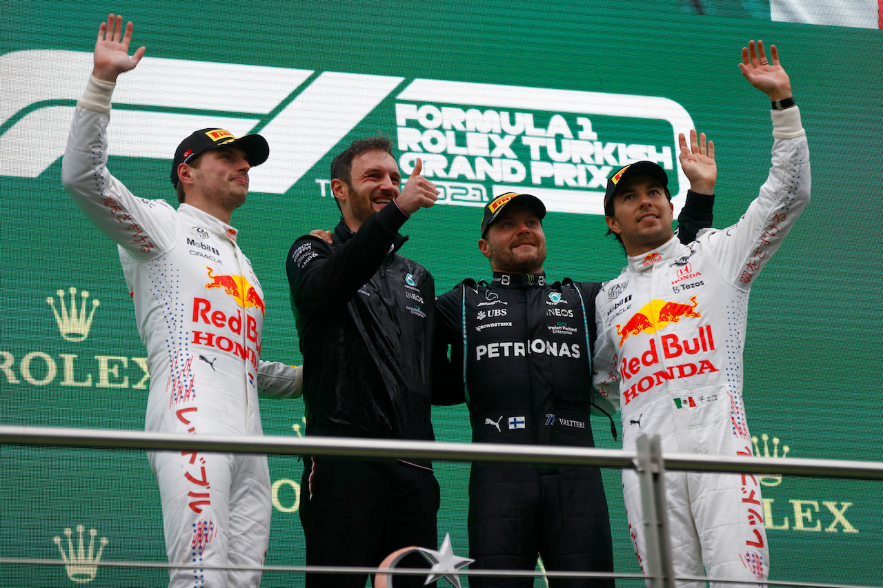 GP TURCHIA, The podium (L to R): Max Verstappen (NLD) Red Bull Racing, second; Valtteri Bottas (FIN) Mercedes AMG F1, vincitore; Sergio Perez (MEX) Red Bull Racing, third.
10.10.2021. Formula 1 World Championship, Rd 16, Turkish Grand Prix, Istanbul, Turkey, Gara Day.
- www.xpbimages.com, EMail: requests@xpbimages.com © Copyright: FIA Pool Image for Editorial Use Only
