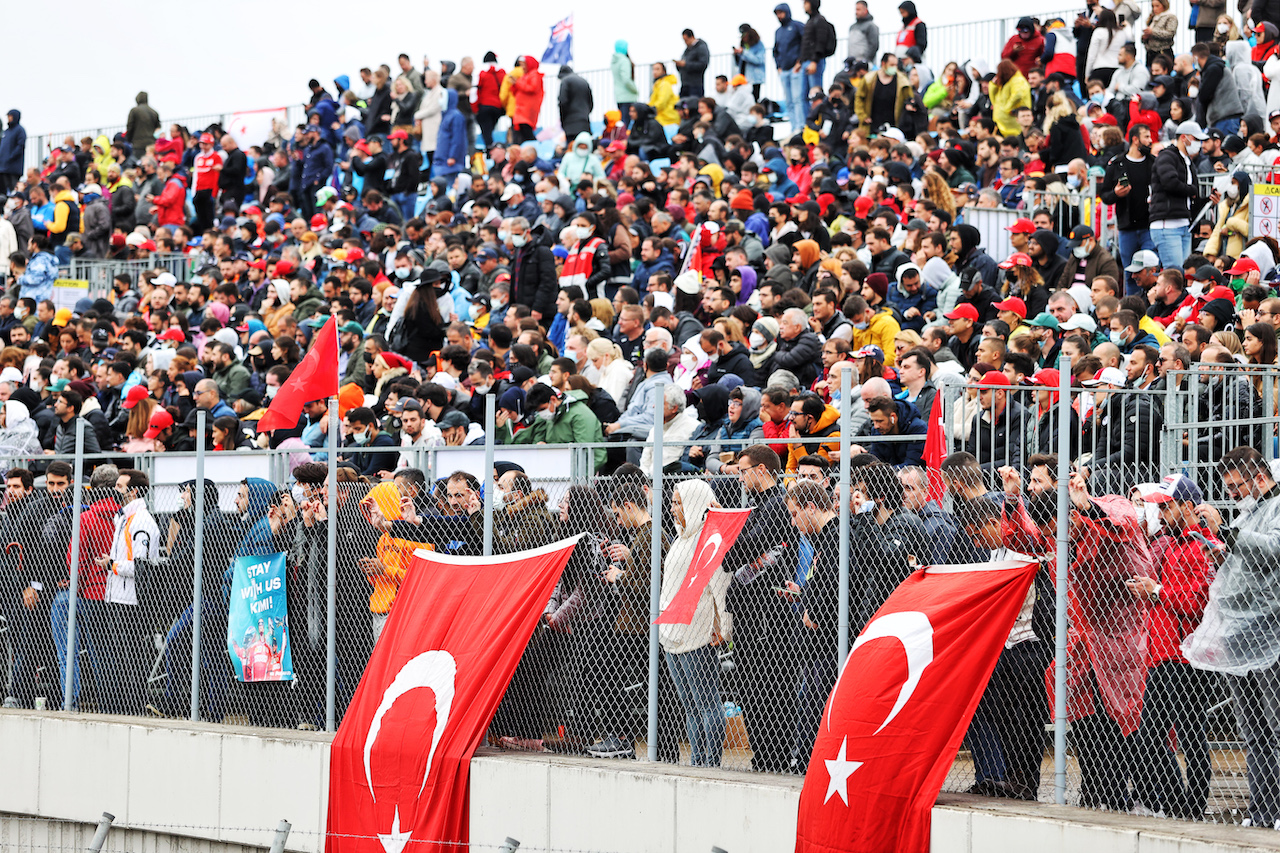 GP TURCHIA, Circuit Atmosfera - fans in the grandstand.
10.10.2021. Formula 1 World Championship, Rd 16, Turkish Grand Prix, Istanbul, Turkey, Gara Day.
- www.xpbimages.com, EMail: requests@xpbimages.com © Copyright: Moy / XPB Images