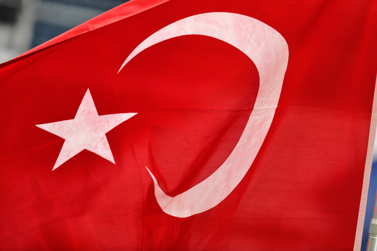 GP TURCHIA, griglia Atmosfera - Turkish flag.
10.10.2021. Formula 1 World Championship, Rd 16, Turkish Grand Prix, Istanbul, Turkey, Gara Day.
- www.xpbimages.com, EMail: requests@xpbimages.com © Copyright: Moy / XPB Images