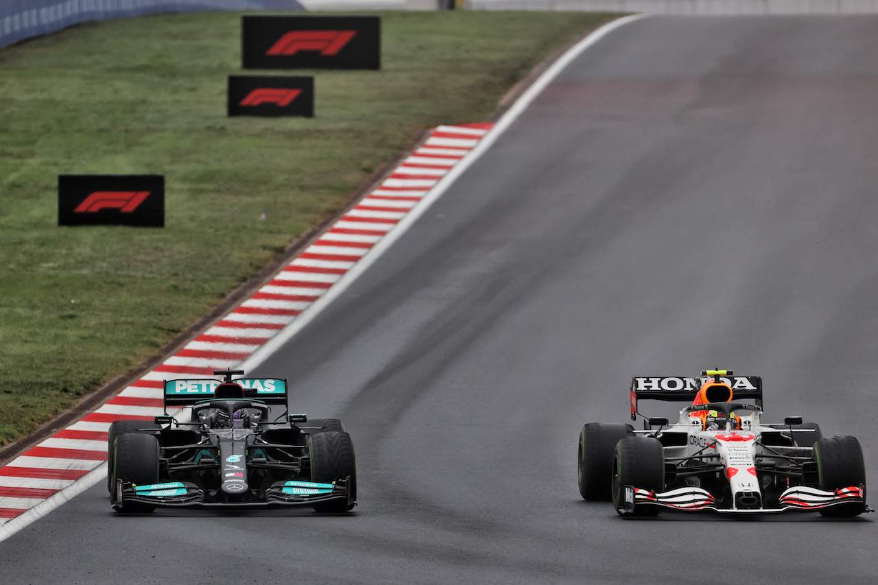 GP TURCHIA, Lewis Hamilton (GBR) Mercedes AMG F1 W12 e Sergio Perez (MEX) Red Bull Racing RB16B battle for position.
10.10.2021. Formula 1 World Championship, Rd 16, Turkish Grand Prix, Istanbul, Turkey, Gara Day.
- www.xpbimages.com, EMail: requests@xpbimages.com © Copyright: Batchelor / XPB Images