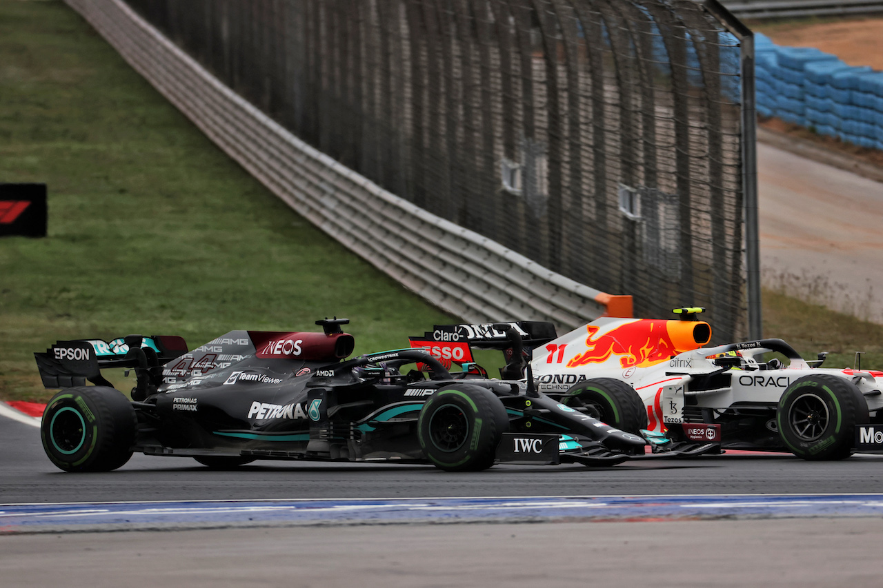 GP TURCHIA, Lewis Hamilton (GBR) Mercedes AMG F1 W12 e Sergio Perez (MEX) Red Bull Racing RB16B battle for position.
10.10.2021. Formula 1 World Championship, Rd 16, Turkish Grand Prix, Istanbul, Turkey, Gara Day.
- www.xpbimages.com, EMail: requests@xpbimages.com © Copyright: Batchelor / XPB Images