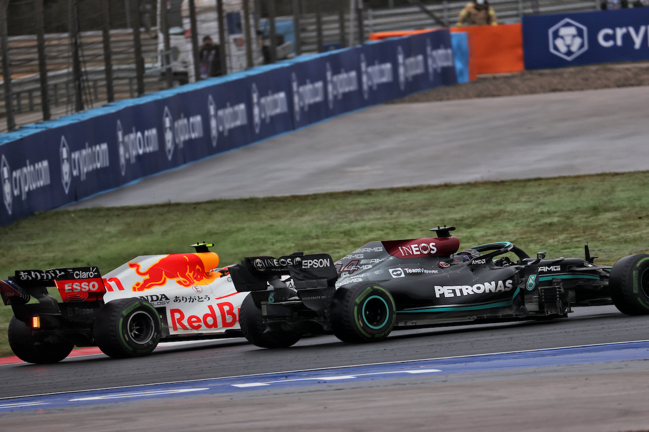 GP TURCHIA, Lewis Hamilton (GBR) Mercedes AMG F1 W12 e Sergio Perez (MEX) Red Bull Racing RB16B battle for position.
10.10.2021. Formula 1 World Championship, Rd 16, Turkish Grand Prix, Istanbul, Turkey, Gara Day.
- www.xpbimages.com, EMail: requests@xpbimages.com © Copyright: Batchelor / XPB Images