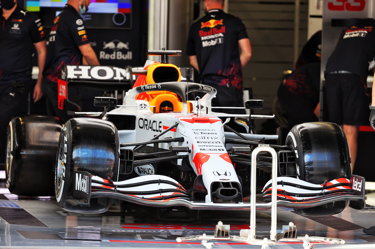 GP TURCHIA, Red Bull Racing RB16B of Max Verstappen (NLD) - Honda tribute livery.
07.10.2021. Formula 1 World Championship, Rd 16, Turkish Grand Prix, Istanbul, Turkey, Preparation Day.
- www.xpbimages.com, EMail: requests@xpbimages.com © Copyright: Batchelor / XPB Images