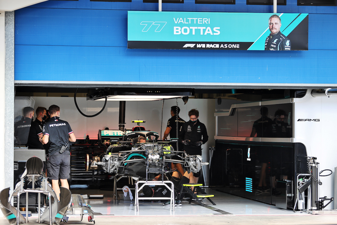 GP TURCHIA, Mercedes AMG F1 W12 of Valtteri Bottas (FIN) being built in the pit garage.
07.10.2021. Formula 1 World Championship, Rd 16, Turkish Grand Prix, Istanbul, Turkey, Preparation Day.
- www.xpbimages.com, EMail: requests@xpbimages.com © Copyright: Moy / XPB Images