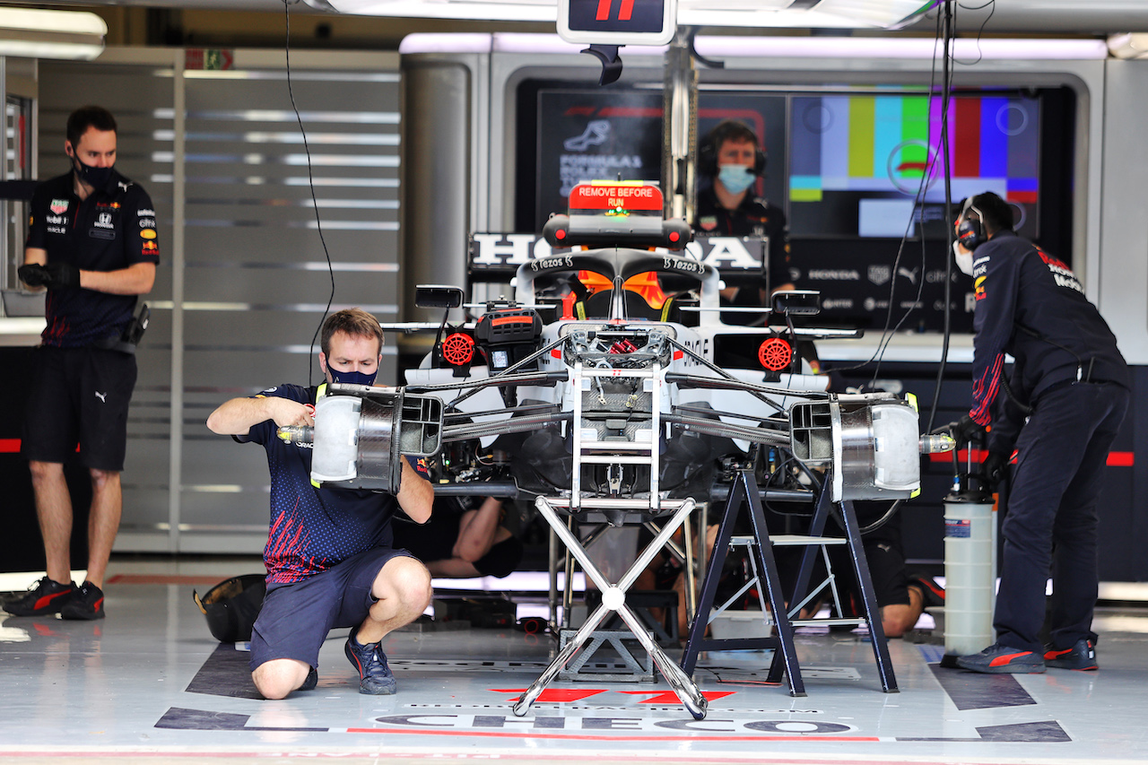GP TURCHIA, Red Bull Racing RB16B of Sergio Perez (MEX) being built in the pit garage.
07.10.2021. Formula 1 World Championship, Rd 16, Turkish Grand Prix, Istanbul, Turkey, Preparation Day.
- www.xpbimages.com, EMail: requests@xpbimages.com © Copyright: Moy / XPB Images
