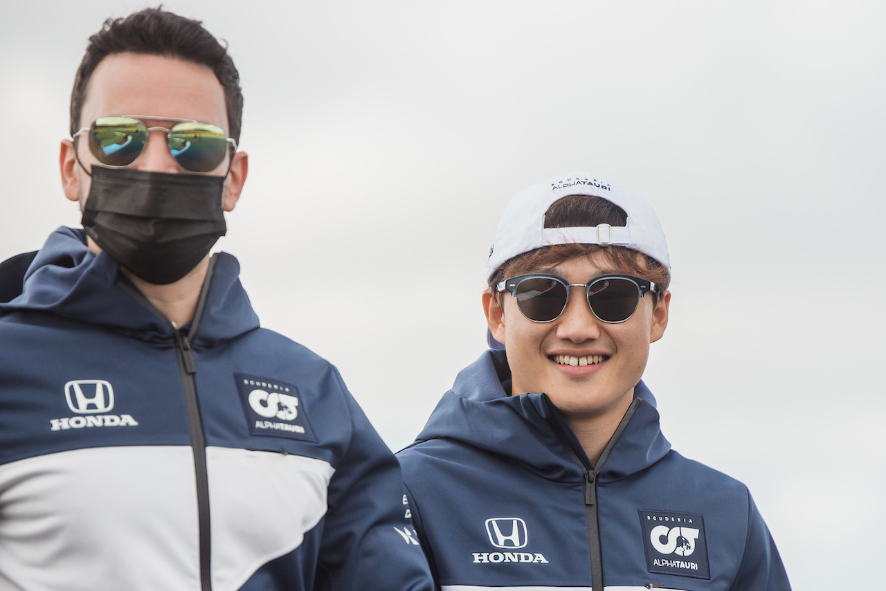 GP TURCHIA, Yuki Tsunoda (JPN) AlphaTauri walks the circuit with the team.
07.10.2021. Formula 1 World Championship, Rd 16, Turkish Grand Prix, Istanbul, Turkey, Preparation Day.
- www.xpbimages.com, EMail: requests@xpbimages.com © Copyright: Bearne / XPB Images