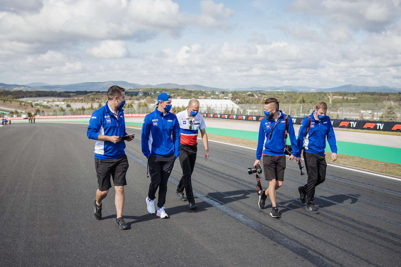 GP TURCHIA, Mick Schumacher (GER) Haas F1 Team walks the circuit with the team.
07.10.2021. Formula 1 World Championship, Rd 16, Turkish Grand Prix, Istanbul, Turkey, Preparation Day.
- www.xpbimages.com, EMail: requests@xpbimages.com © Copyright: Bearne / XPB Images
