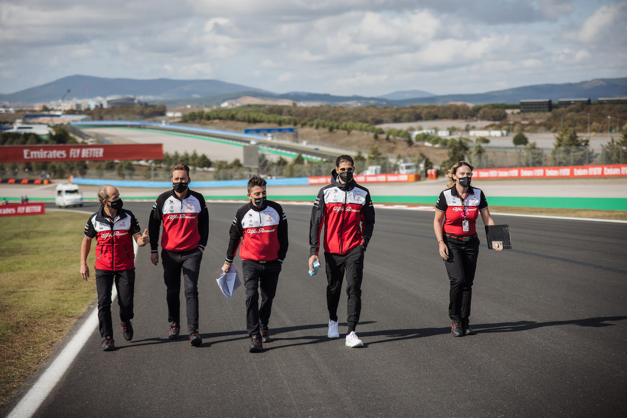 GP TURCHIA, Antonio Giovinazzi (ITA) Alfa Romeo Racing walks the circuit with the team.
07.10.2021. Formula 1 World Championship, Rd 16, Turkish Grand Prix, Istanbul, Turkey, Preparation Day.
- www.xpbimages.com, EMail: requests@xpbimages.com © Copyright: Bearne / XPB Images