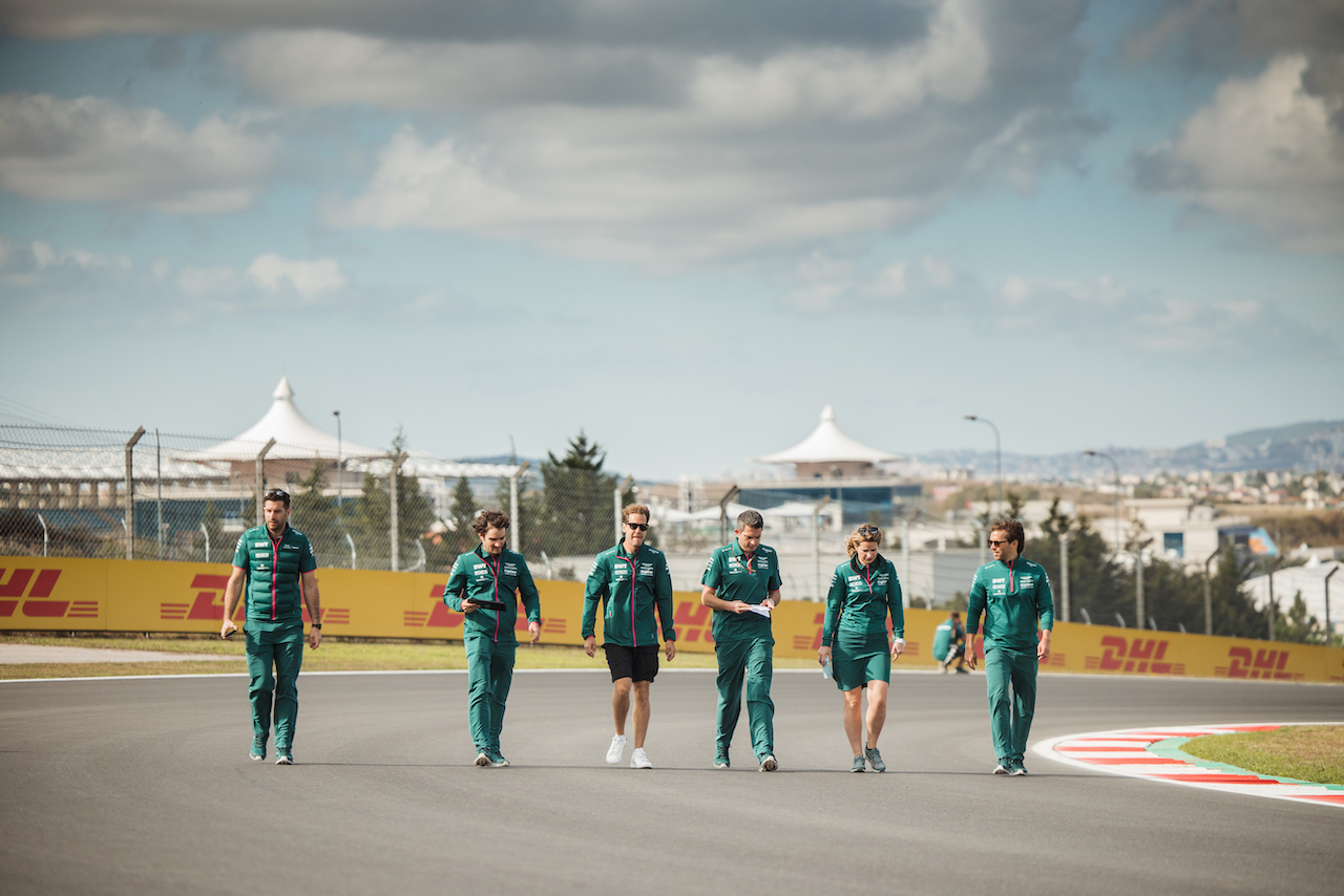 GP TURCHIA, Sebastian Vettel (GER) Aston Martin F1 Team walks the circuit with the team.
07.10.2021. Formula 1 World Championship, Rd 16, Turkish Grand Prix, Istanbul, Turkey, Preparation Day.
- www.xpbimages.com, EMail: requests@xpbimages.com © Copyright: Bearne / XPB Images