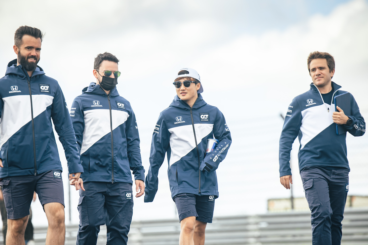 GP TURCHIA, Yuki Tsunoda (JPN) AlphaTauri walks the circuit with the team.
07.10.2021. Formula 1 World Championship, Rd 16, Turkish Grand Prix, Istanbul, Turkey, Preparation Day.
- www.xpbimages.com, EMail: requests@xpbimages.com © Copyright: Bearne / XPB Images