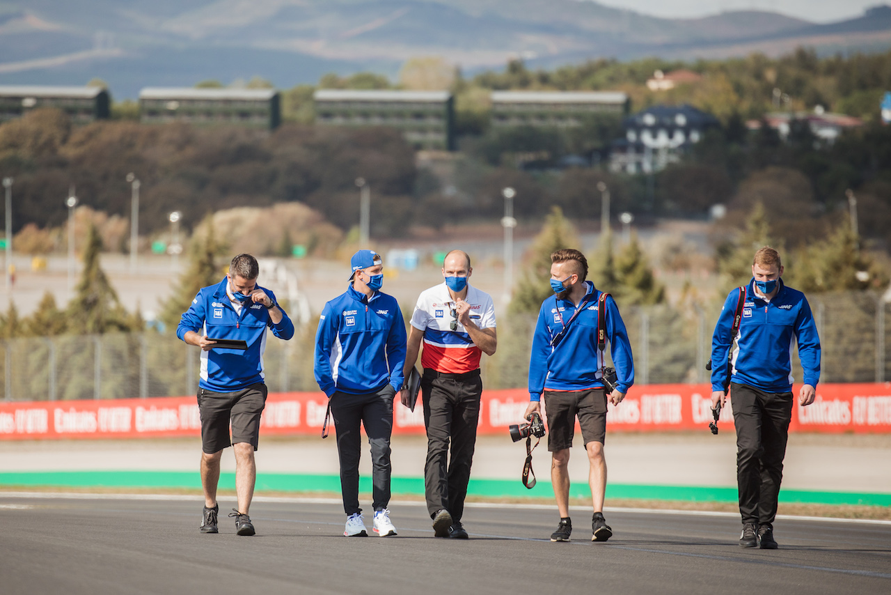 GP TURCHIA, Mick Schumacher (GER) Haas F1 Team walks the circuit with the team.
07.10.2021. Formula 1 World Championship, Rd 16, Turkish Grand Prix, Istanbul, Turkey, Preparation Day.
- www.xpbimages.com, EMail: requests@xpbimages.com © Copyright: Bearne / XPB Images