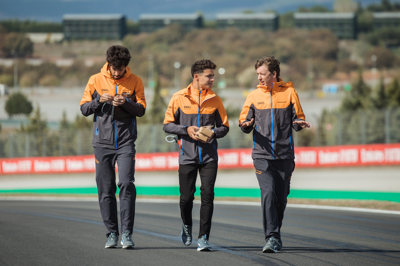 GP TURCHIA, Lando Norris (GBR) McLaren walks the circuit with the team.
07.10.2021. Formula 1 World Championship, Rd 16, Turkish Grand Prix, Istanbul, Turkey, Preparation Day.
- www.xpbimages.com, EMail: requests@xpbimages.com © Copyright: Bearne / XPB Images