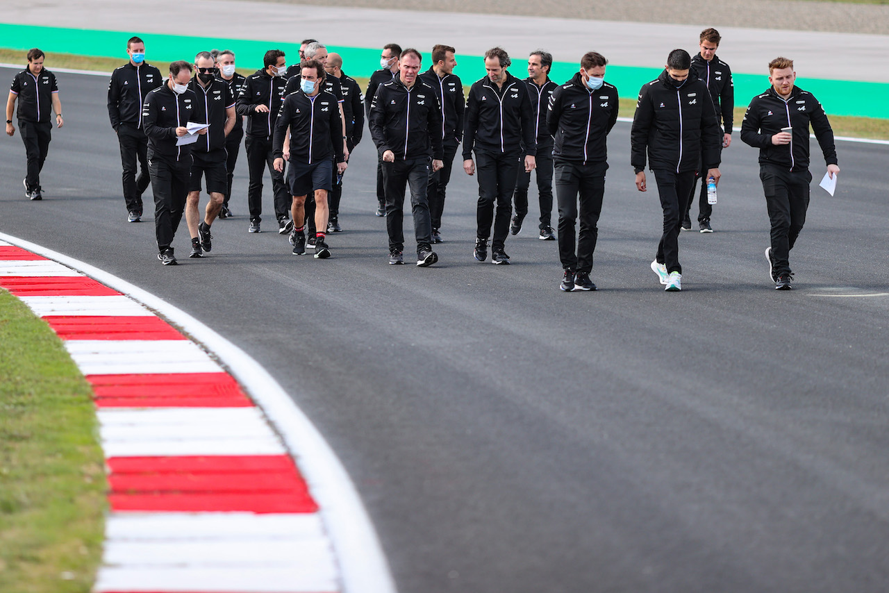 GP TURCHIA, Esteban Ocon (FRA) Alpine F1 Team walks the circuit with the team.
07.10.2021. Formula 1 World Championship, Rd 16, Turkish Grand Prix, Istanbul, Turkey, Preparation Day.
- www.xpbimages.com, EMail: requests@xpbimages.com © Copyright: Charniaux / XPB Images