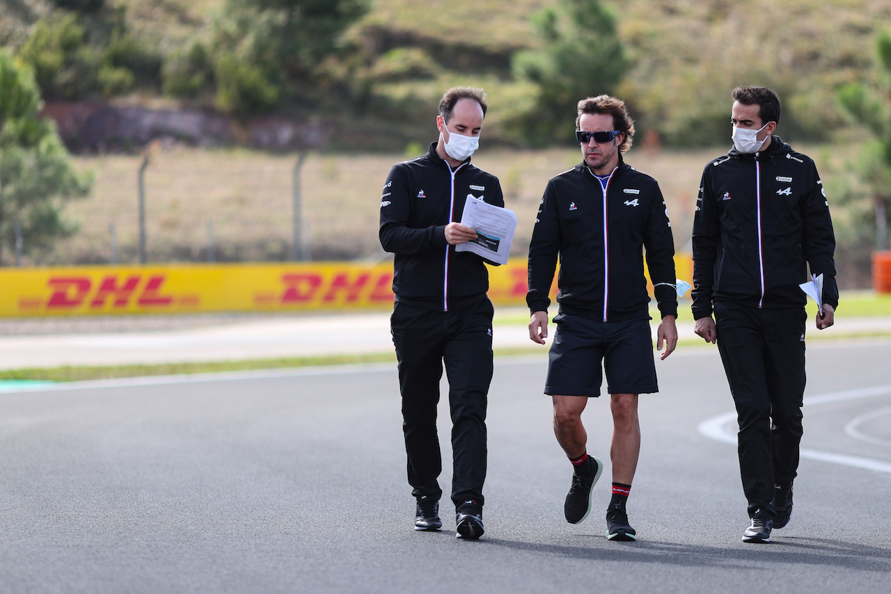 GP TURCHIA, Fernando Alonso (ESP) Alpine F1 Team walks the circuit with the team.
07.10.2021. Formula 1 World Championship, Rd 16, Turkish Grand Prix, Istanbul, Turkey, Preparation Day.
- www.xpbimages.com, EMail: requests@xpbimages.com © Copyright: Charniaux / XPB Images