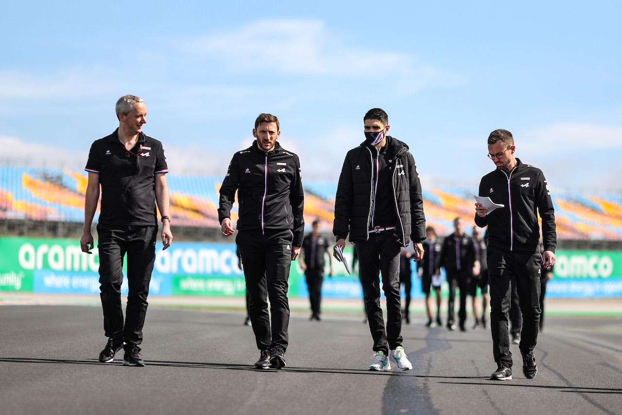 GP TURCHIA, Esteban Ocon (FRA) Alpine F1 Team walks the circuit with the team.
07.10.2021. Formula 1 World Championship, Rd 16, Turkish Grand Prix, Istanbul, Turkey, Preparation Day.
- www.xpbimages.com, EMail: requests@xpbimages.com © Copyright: Charniaux / XPB Images