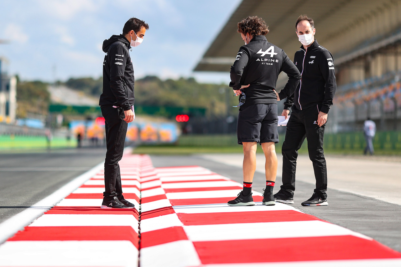 GP TURCHIA, Fernando Alonso (ESP) Alpine F1 Team walks the circuit with the team.
07.10.2021. Formula 1 World Championship, Rd 16, Turkish Grand Prix, Istanbul, Turkey, Preparation Day.
- www.xpbimages.com, EMail: requests@xpbimages.com © Copyright: Charniaux / XPB Images
