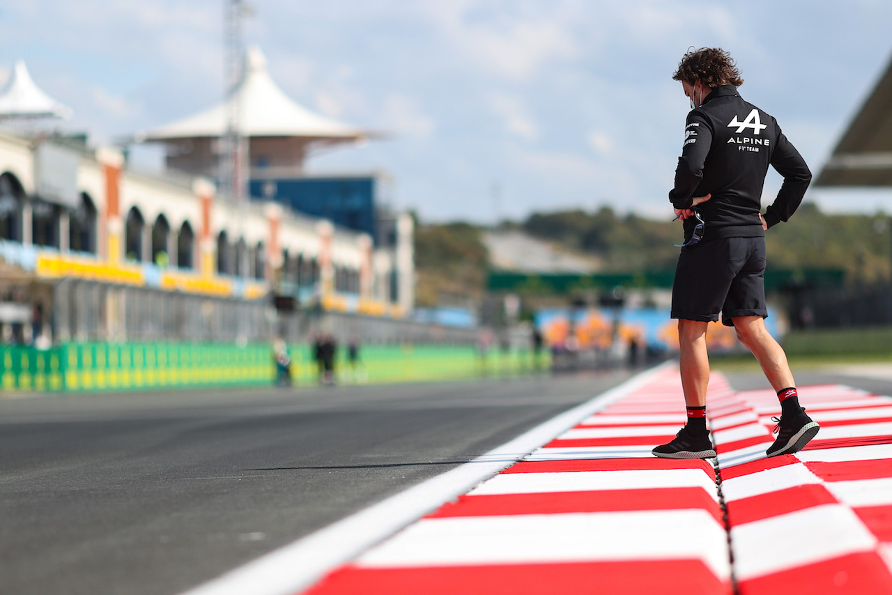 GP TURCHIA, Fernando Alonso (ESP) Alpine F1 Team walks the circuit with the team.
07.10.2021. Formula 1 World Championship, Rd 16, Turkish Grand Prix, Istanbul, Turkey, Preparation Day.
- www.xpbimages.com, EMail: requests@xpbimages.com © Copyright: Charniaux / XPB Images