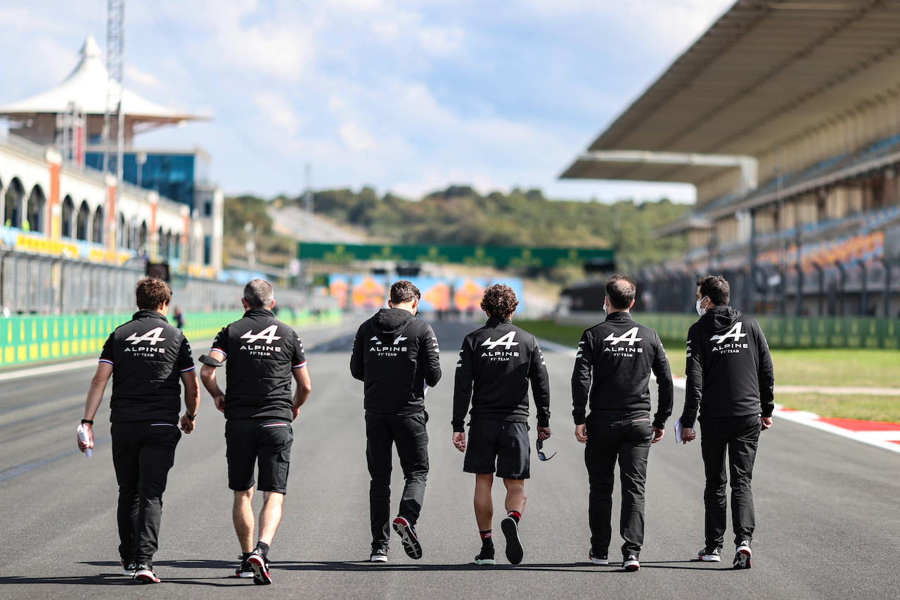 GP TURCHIA, Fernando Alonso (ESP) Alpine F1 Team walks the circuit with the team.
07.10.2021. Formula 1 World Championship, Rd 16, Turkish Grand Prix, Istanbul, Turkey, Preparation Day.
- www.xpbimages.com, EMail: requests@xpbimages.com © Copyright: Charniaux / XPB Images