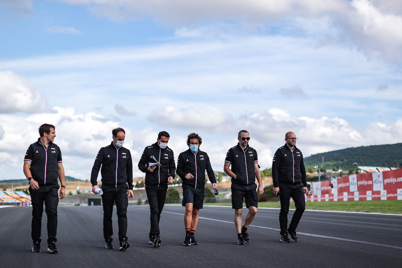 GP TURCHIA, Fernando Alonso (ESP) Alpine F1 Team walks the circuit with the team.
07.10.2021. Formula 1 World Championship, Rd 16, Turkish Grand Prix, Istanbul, Turkey, Preparation Day.
- www.xpbimages.com, EMail: requests@xpbimages.com © Copyright: Charniaux / XPB Images