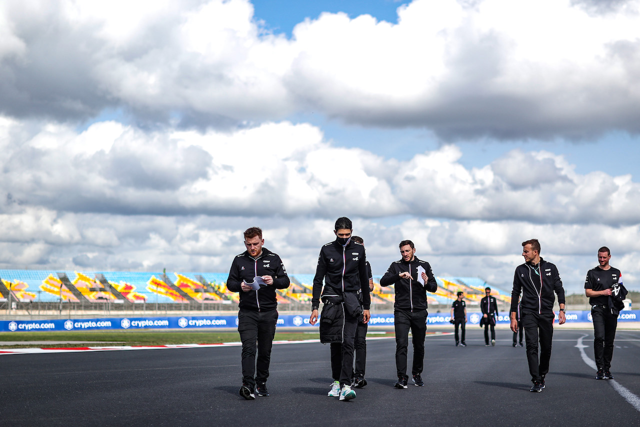 GP TURCHIA, Esteban Ocon (FRA) Alpine F1 Team walks the circuit with the team.
07.10.2021. Formula 1 World Championship, Rd 16, Turkish Grand Prix, Istanbul, Turkey, Preparation Day.
- www.xpbimages.com, EMail: requests@xpbimages.com © Copyright: Charniaux / XPB Images
